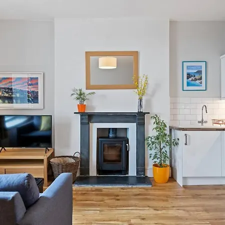 Pendennis - Bright Victorian Flat, Sea Views & Close To