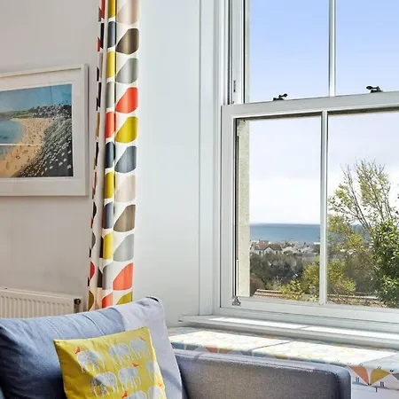 Pendennis - Bright Victorian Flat, Sea Views & Close To