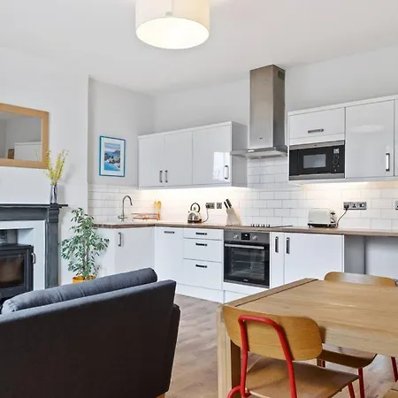 Pendennis - Bright Victorian Flat, Sea Views & Close To Διαμέρισμα