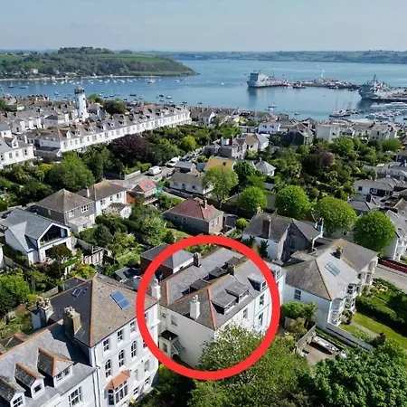 Pendennis - Bright Victorian Flat, Sea Views & Close To